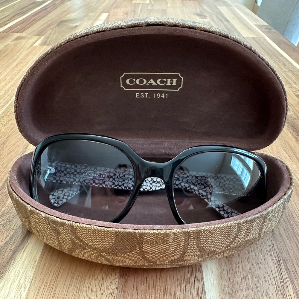 ⭐️SOLD⭐️🔥Beautiful PATRICIA (S440) Black sunglasses with silver accents🔥